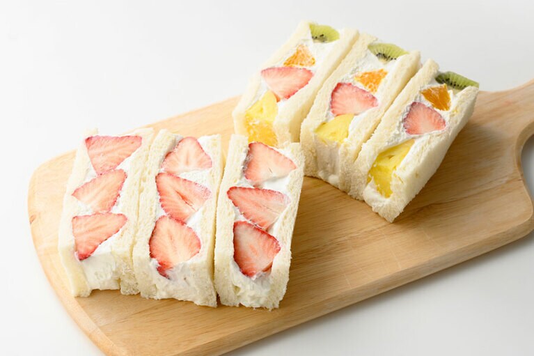 フルーツサンド各種 1,080円。