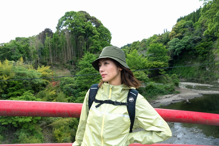折りたたんで専用の収納サックに仕舞えるパーカー。コンパクトに携帯できるのも魅力。