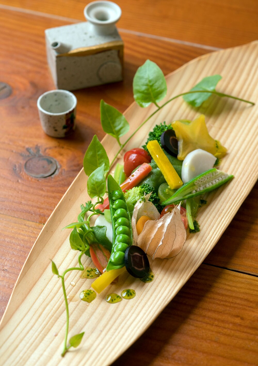 島の旬がたっぷり、“沖縄野菜の彩りサラダ” 750円。