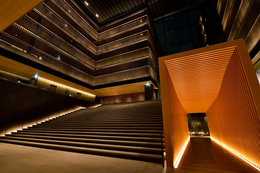 ザ・サウザンド京都といえば、このロビーエリアの大階段。夜にはドラマティックにライトアップされます。