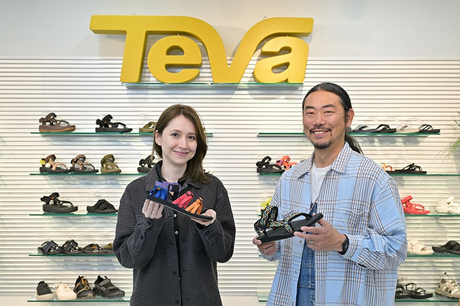テバのブランドヒストリーを教えてくれたデッカーズジャパンの池田マリアさん（左）と野田幸宏さん（右）。