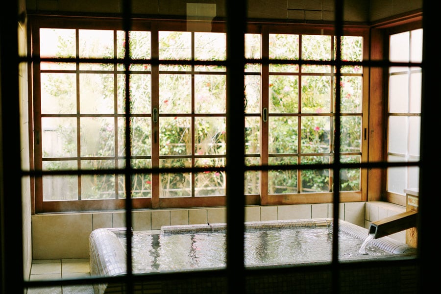 【山みず木別邸 深山山荘】内風呂の仕様は部屋によって色々だが、満天の星を眺められる露天風呂付きもあり、その他大浴場、姉妹館である「山みず木」の露天風呂も利用可。／Photographs：Yoshikazu Shiraki