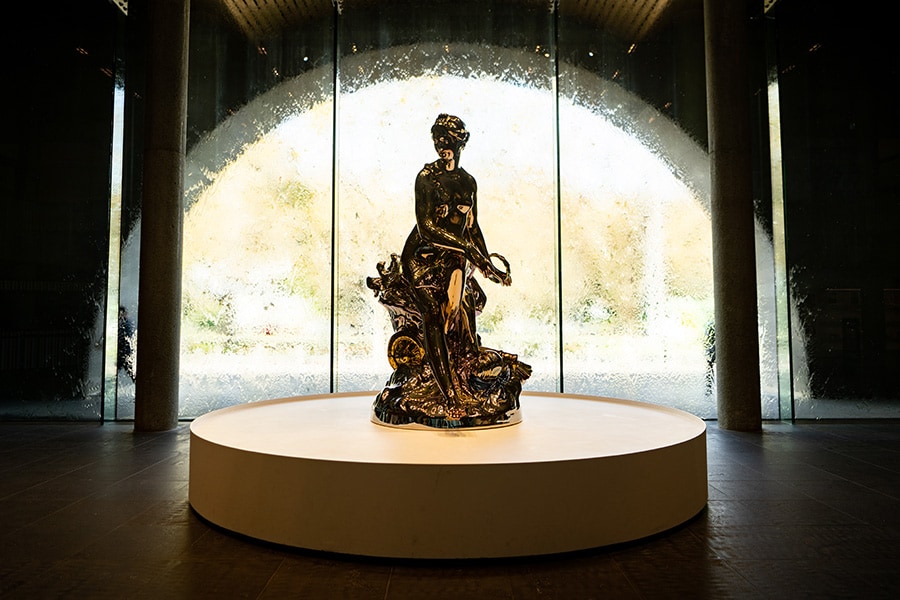 鏡面加工でキラキラに輝くビーナス像がエントランスに。Jeff Koons《Venus2016-20》。