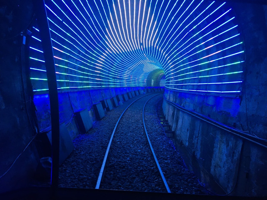 トンネル内はライトアップされていて、なかなかの美しさ。