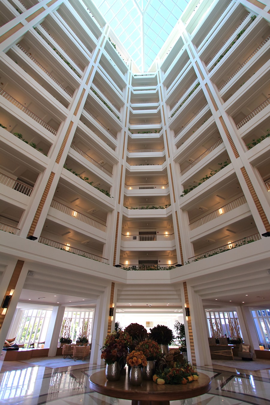 左：1階のロビーから見上げるとアトリウムに面した各階の廊下が見える。
右：オーシャンフロントルームのドアを開けるとすぐにミニバーがある。いつでもフレッシュなコーヒーを淹れることができる。