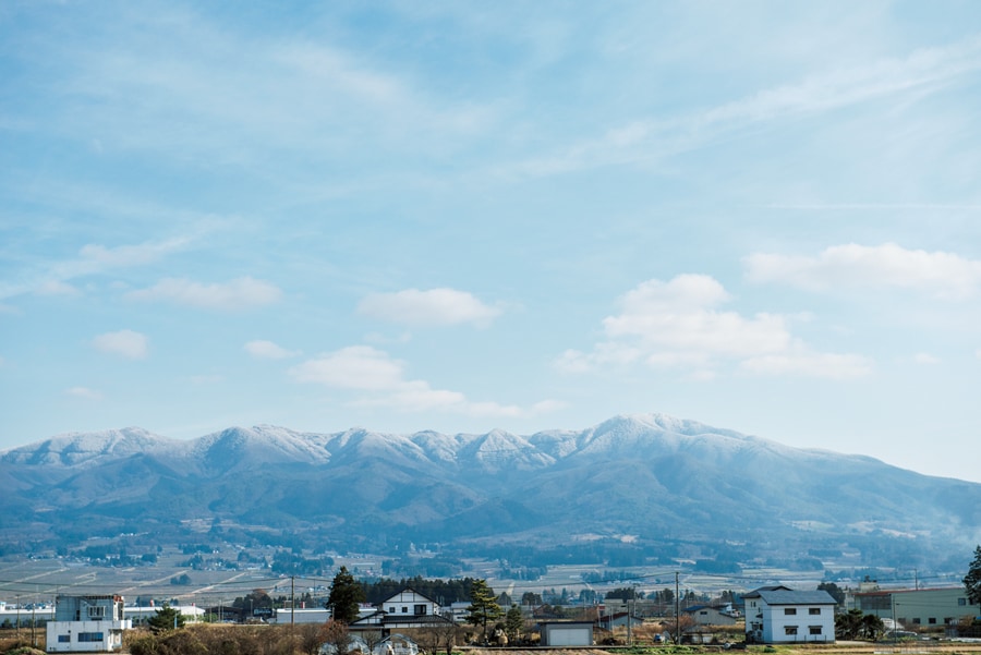 【ホテリ・アアルト】自然豊かな福島を感じられる雄大な山々が近くに。 photo: Akemi Kurosaka