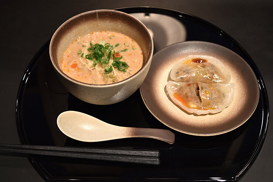 キャセイパシフィック航空のラウンジに行ったらヌードルバーの「担担麺」は絶対食べなきゃ。お約束の美味しさ！