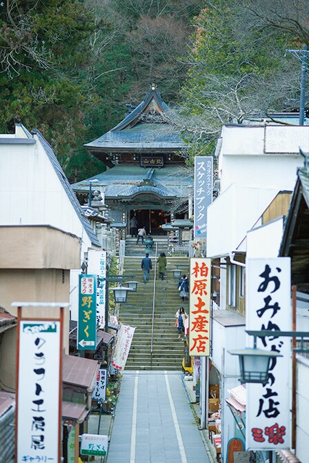 【旅館花屋】界隈の温泉街も古き素朴さを未だ残す。Photo: Masahiro Sanbe