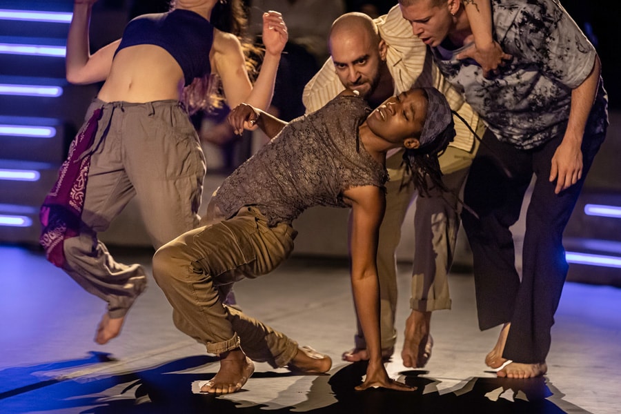 舞踊部門からは、2018-2019年度のプロトジェであるセネガルのダンサー兼振付師、コウディア・トゥーレ。アテネ・コンセルヴァトワールで、ギリシャを中心に多国籍のダンサーたちと新作「ÓRÓ」をエネルギッシュに踊った。