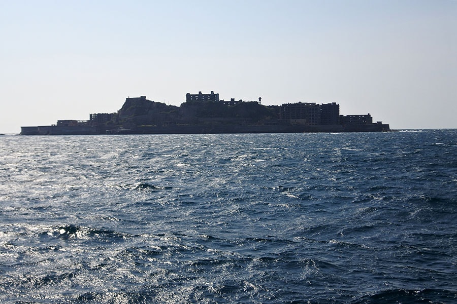 島影が戦艦「土佐」のように見えることから、通称「軍艦島」と呼ばれるように。