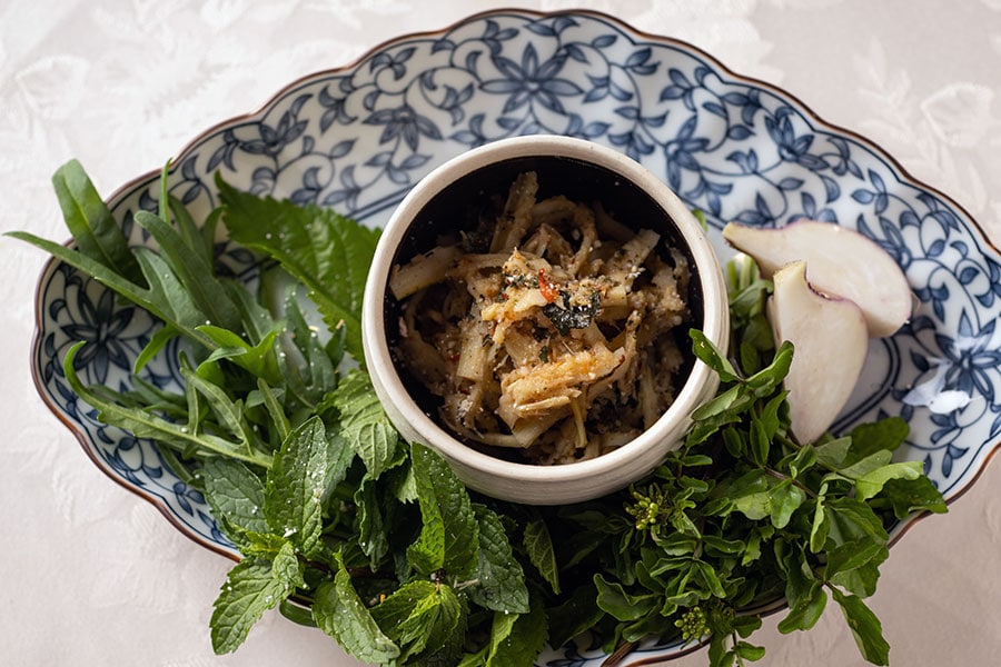 イサーン料理の“スップノーマイ”。淡竹の塩漬けと桑の葉。調味料は自家製のフナの糠漬け。たっぷりの香り野菜と一緒に。