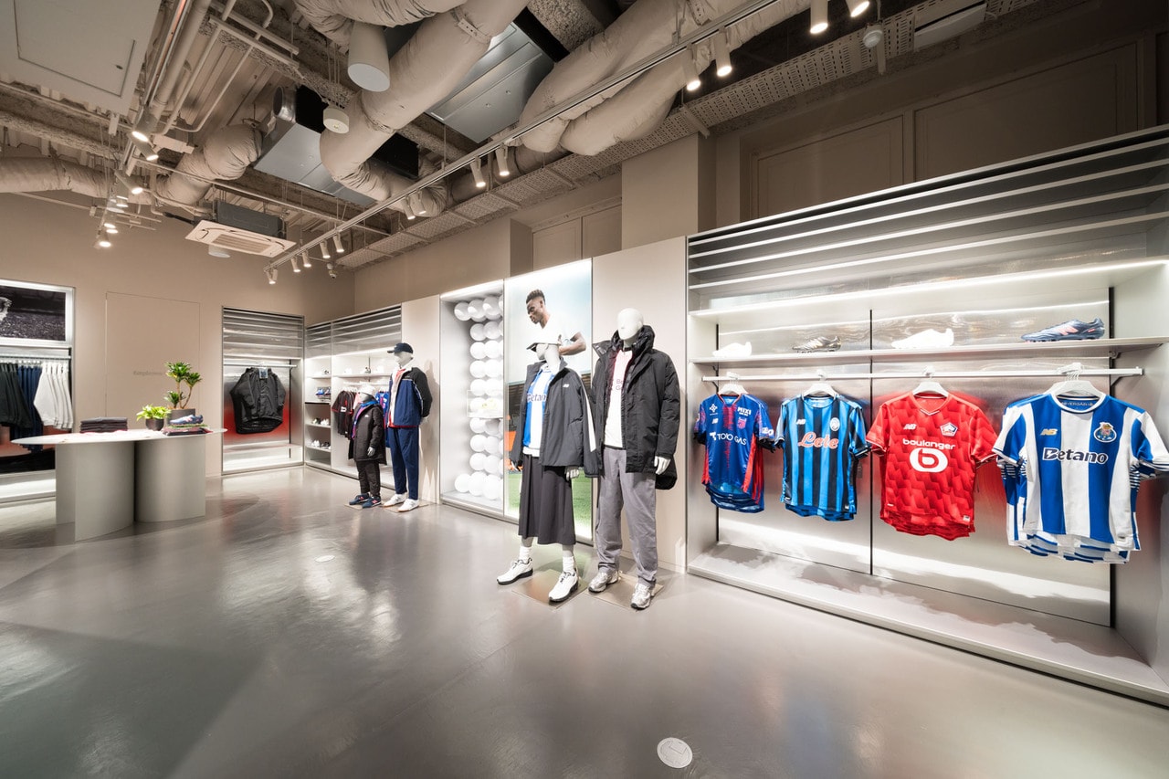 2階は、多様なスポーツに対応するパフォーマンスウェアやシューズがならぶ広々とした空間