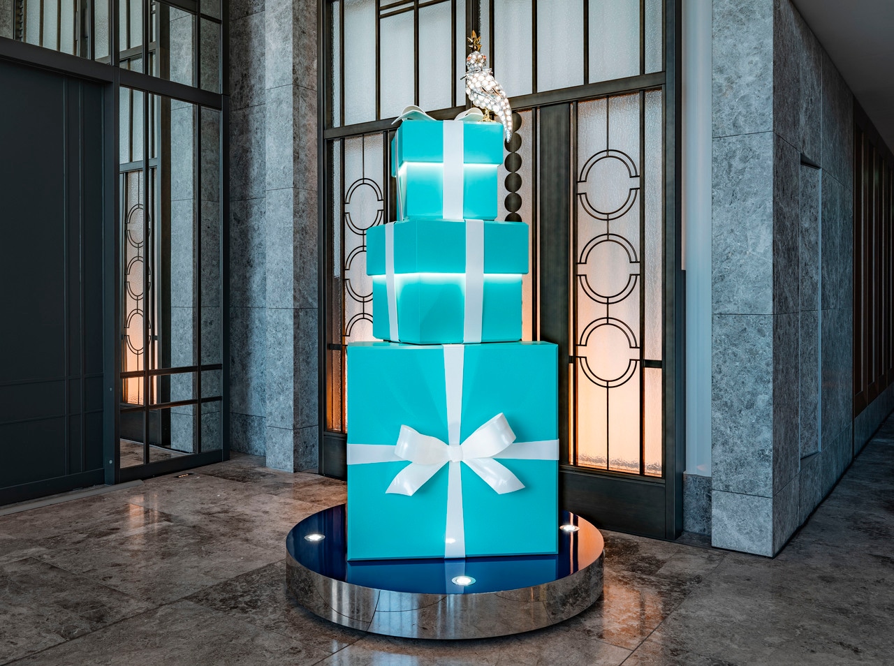 プレゼントボックスをツリーのように重ねて。