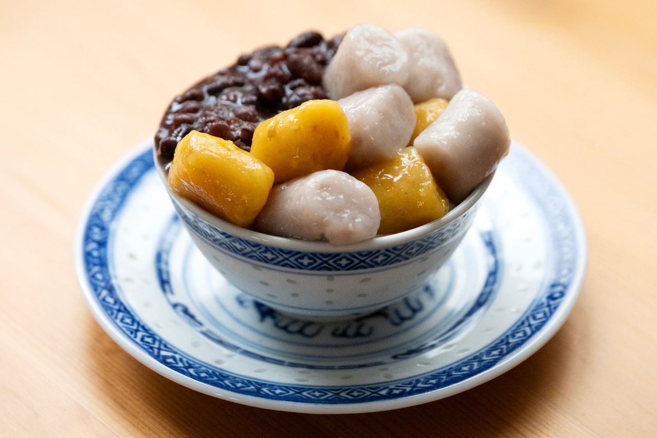 芋圓と小豆をのせた「ションペイナイ(双皮奶)」。
