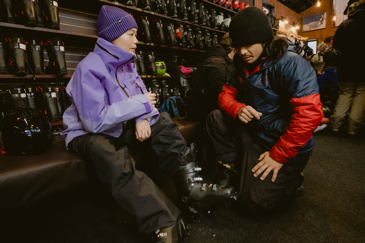 スノーボードの経験はあるがスキーは初の奈衣瑠さん。店員さんにスキーのアドバイスを教えてもらう。