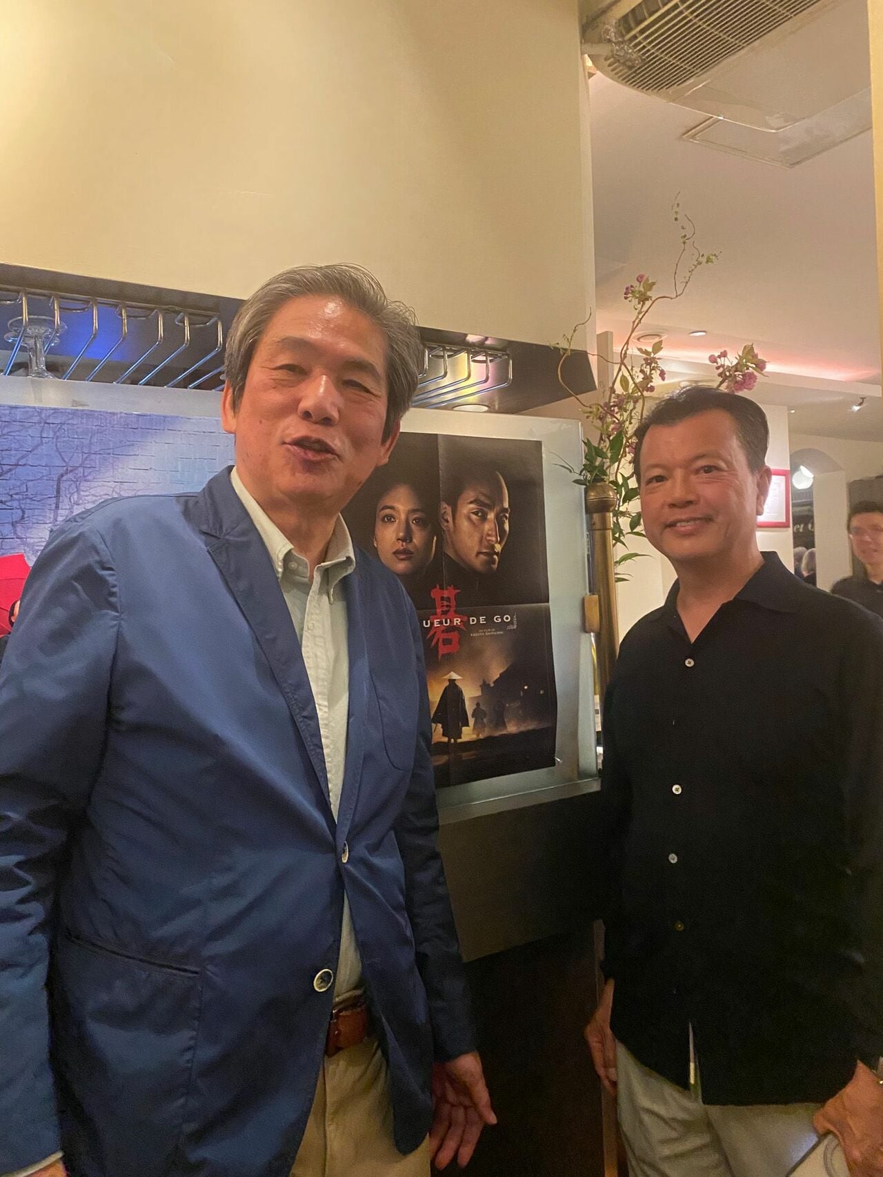 有名レストランにも映画のポスターが。支配人と記念の1枚(著者提供)