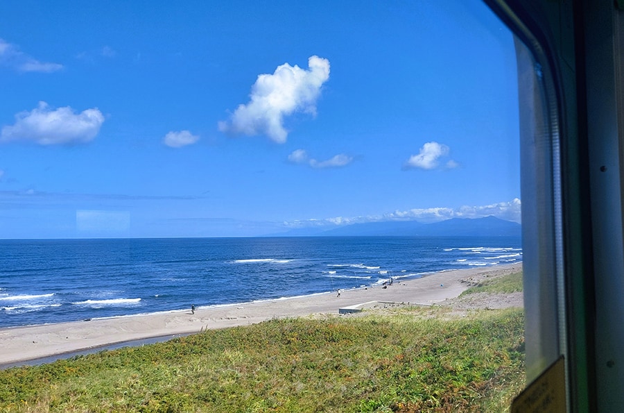 夏は青い海の車窓に感激！