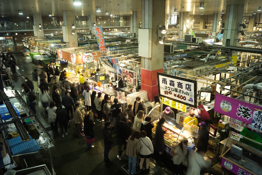 毎週大勢の来場者で賑わう唐戸市場の「活きいき馬関街」。