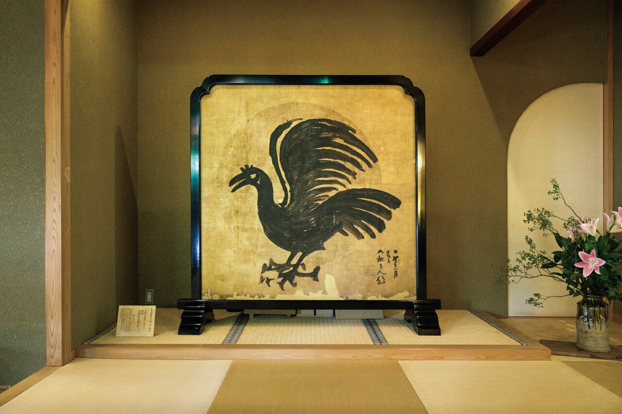 魯山人作の「暁烏」も間近で鑑賞できる。ほかにも、初めて絵付けした赤絵皿や屋号を刻した看板などの作品が。