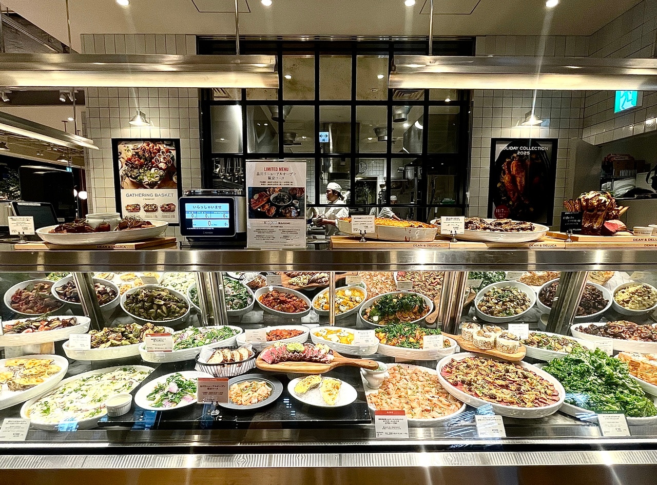 色とりどりのデリ惣菜が並ぶショーケース。
