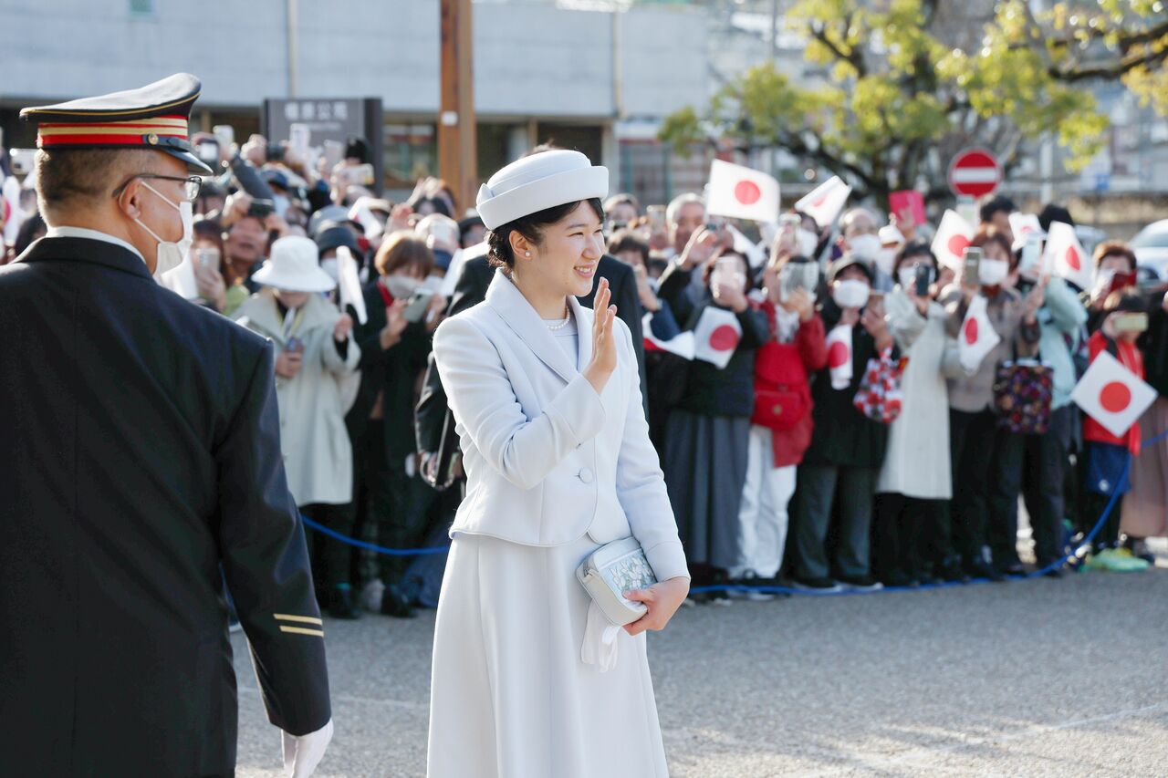 3月27日、帰京のため近鉄橿原神宮前駅に到着された愛子さま　©時事通信社