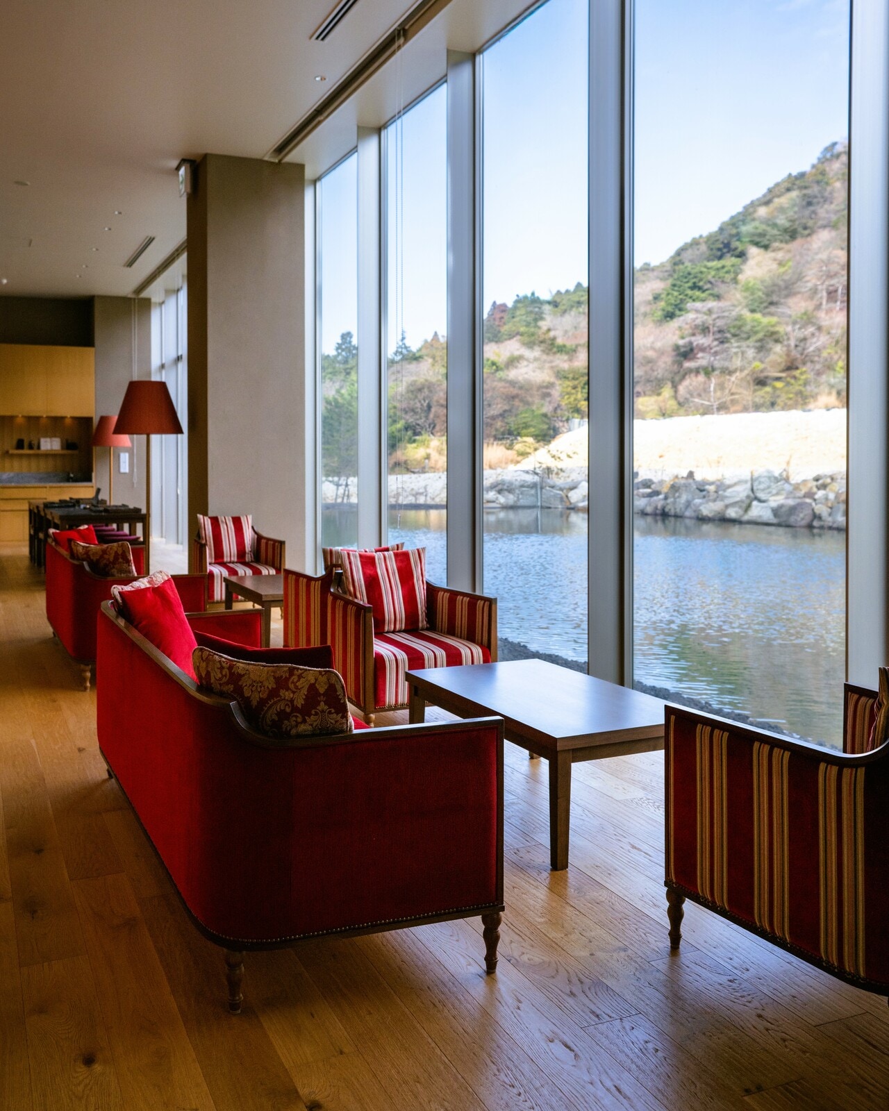 「界 雲仙」の優雅なロビーエリア。