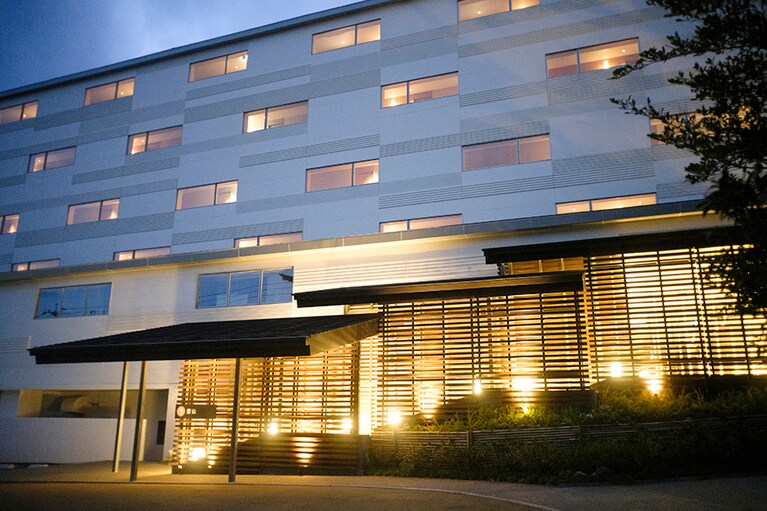 真っ白な噴気や上記が立ち込める雲仙地獄をイメージしたシンプルな外観。