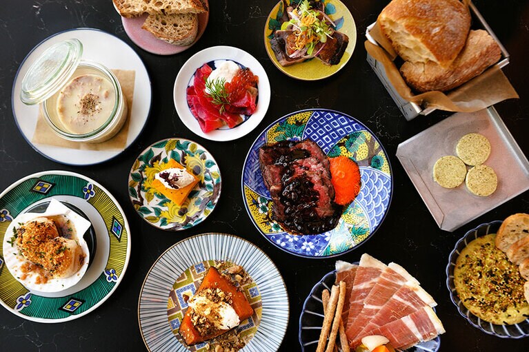 オールデイダイニング「CC: CARBON COPY」のディナーでは、小皿スタイルで多彩なメニューを。「ROKU〈六〉ジンで燻製したサーモン」1,400円ほか。