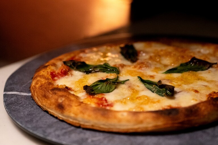 軽い口当たりの生地にミルキーなモッツァレラをたっぷりと乗せたマルゲリータ。