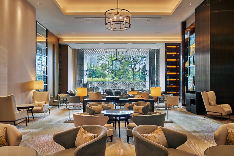 豊かな緑が窓外に広がる、1階ロビーラウンジ「ザ パレス ラウンジ」。