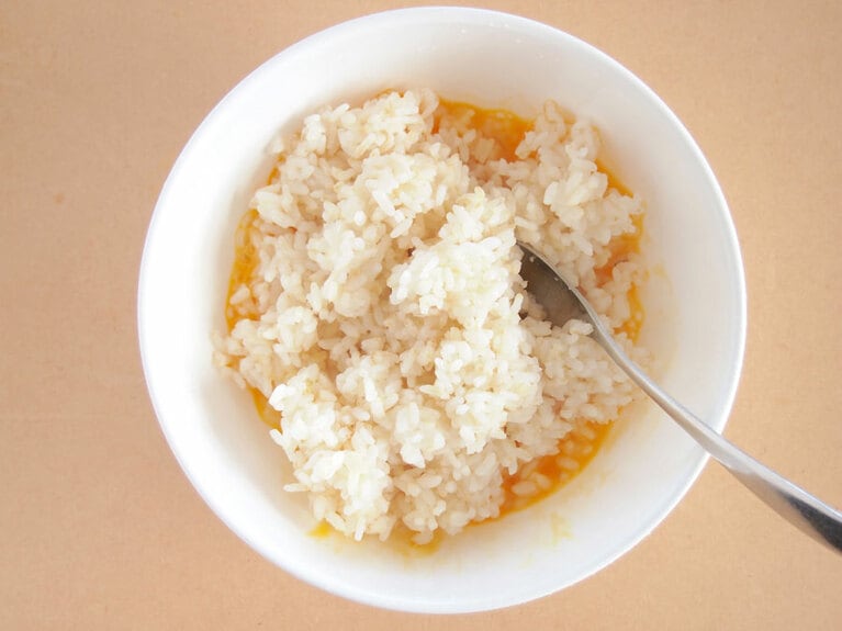 (3) ボウルに卵、温めたご飯を入れてよく混ぜます。