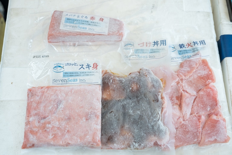 「メバチまぐろ赤身」「鉄火丼用まぐろ」各900円など、三崎港まぐろが市場価格で手に入る。