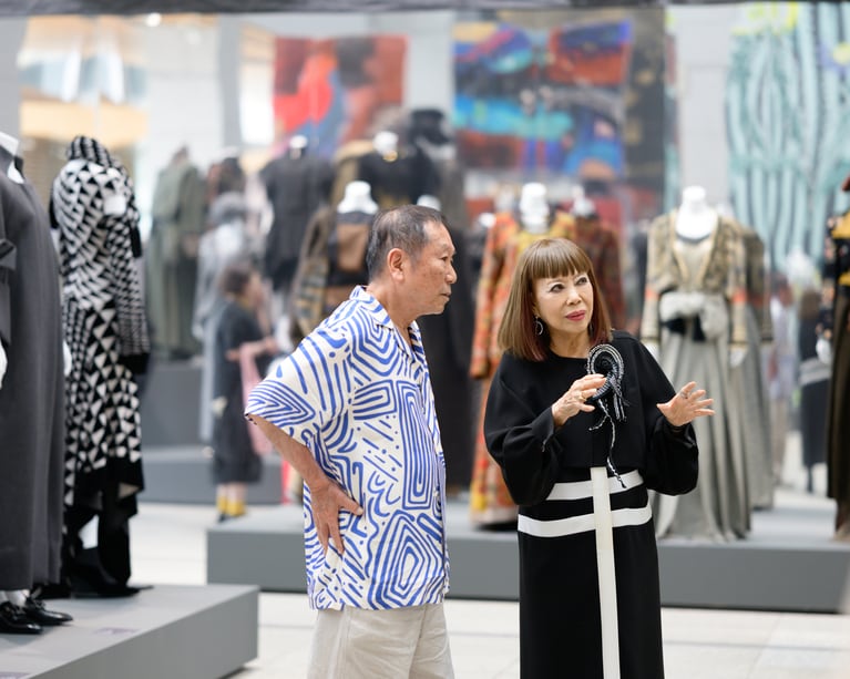 作品を前に。左：近田春夫さん、右：コシノヒロコさん。