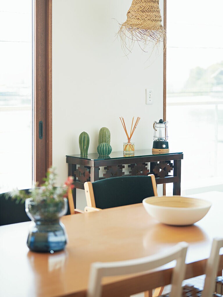 壁際に置いたオリエンタルな雰囲気のコンソール。フェイクのサボテンはイケアで購入。上からは光を当てるペンダントライトを吊るして。