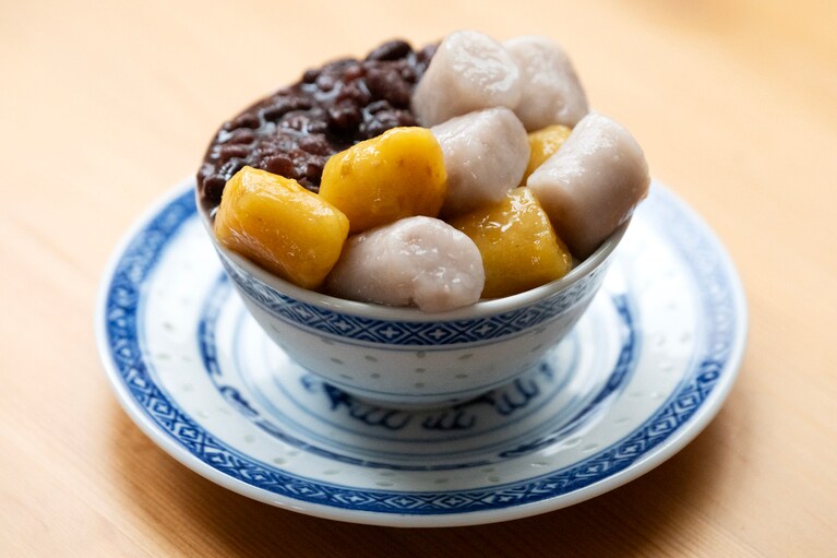 芋圓と小豆をのせた「ションペイナイ（双皮奶）」。