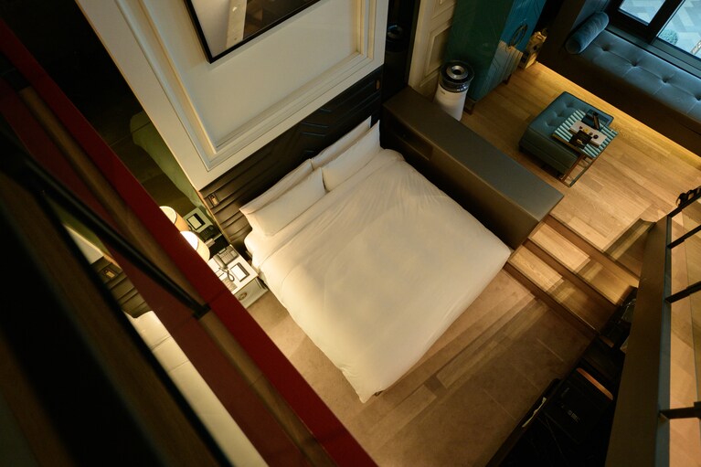 2階から見たシモンズ製のふかふかベッド。とろけるような寝心地に包まれて、この上なく深い眠りに。ひとりでの滞在だったので、結局ほぼこのベッドの上で完結してしまいました（笑）。