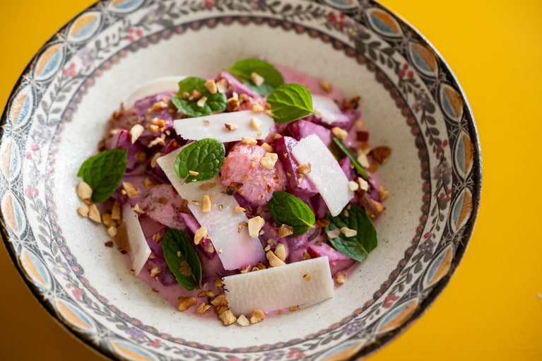 「ビーツとピンクグレープフルーツのサラダ」880円。ヨーグルトソースの酸味とパルミジャーノチーズのコクがマッチ。