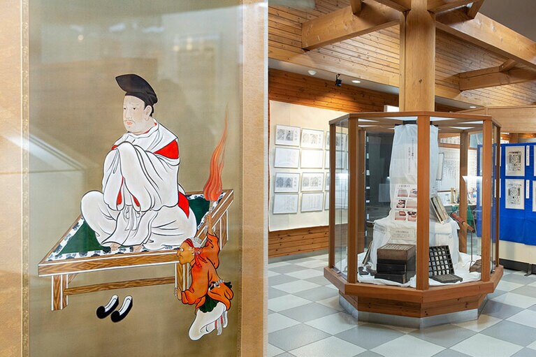 〈写真左〉暦会館に展示されている、安倍晴明公画像。〈写真右〉陰陽道と暦に関する興味深い展示が館内に。