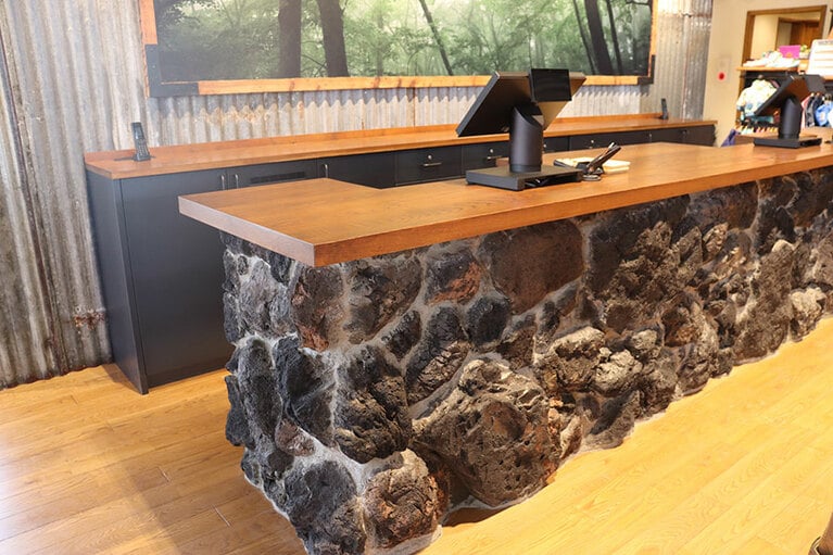 レジ台には、活火山である浅間山の溶岩が使われている。