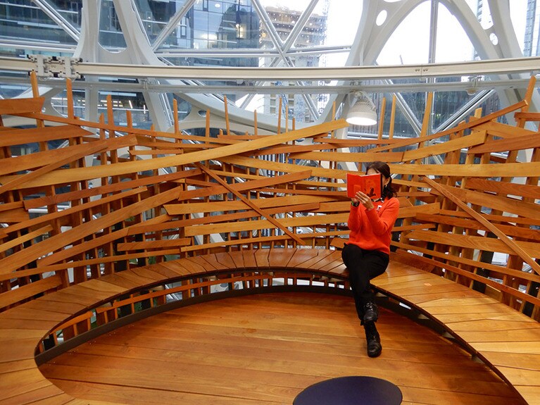 「鳥の巣」で取材メモ中。見学者にとってのインスタ・スポット。