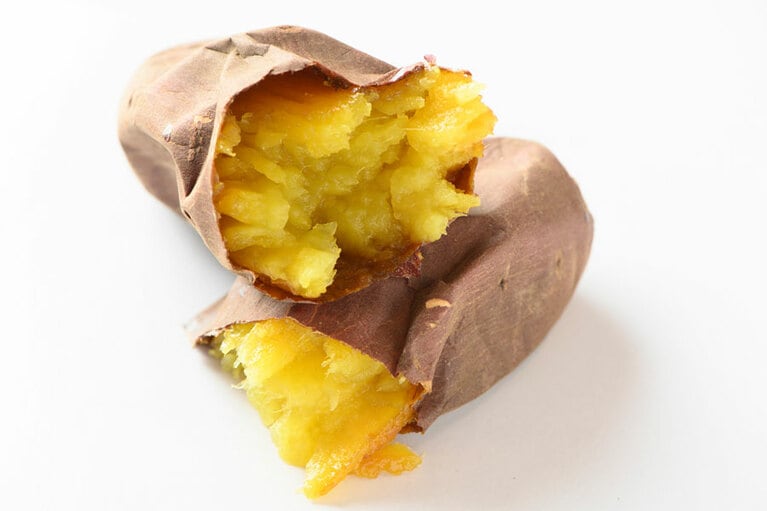 「熟成壺焼き芋(シルクスイート)島根県産」500円。バターのような香りを感じるプレミアムなさつまいもを使用。