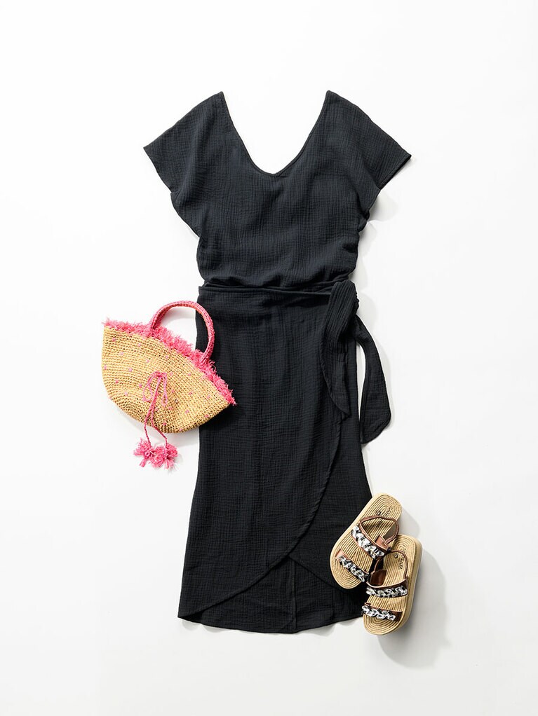 トップス 50.94ドル(オンライン価格 5,400円)、スカート 74.53ドル (オンライン価格 7,900円)、サンダル 179ドル／MUSE by RIMO