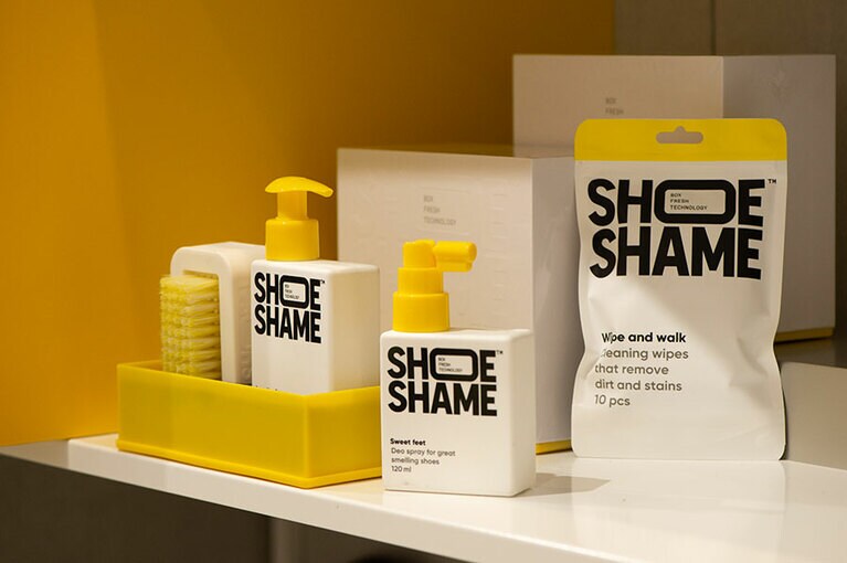 左から:両面クリーニングブラシとクリーニングジェルがセットになった「Lose the dirt Kit」は専用ケース付きで3,000円、除菌・防臭スプレー「Sweet feet」1,800円、携帯にも便利で汚れやシミを落とすクリーニングワイプ「Wipe and walk」1,000円。