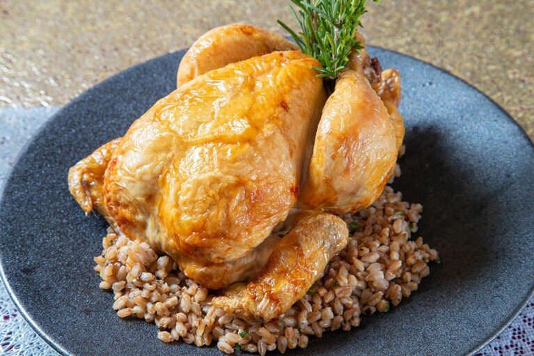 「ローストチキン」1羽・約1.3kg(2～3名用)7,500円(税込／要予約)。