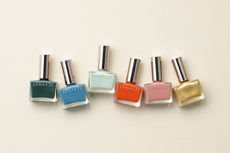 ネイルポリッシュ 左から：EX06、EX04、EX02、03、02、01 各2,000円／カネボウ化粧品(EX02、EX04、EX06は限定発売中)