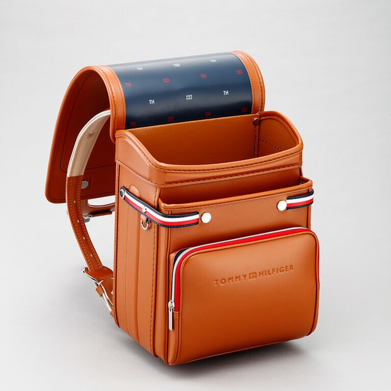 ランドセル認定証(日本国内で製造された企画に合致する製品のみつけられる認定証)付きで、6年間修理保証。