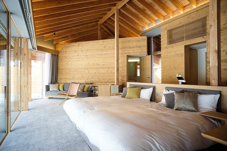 Waterside Villaのリビング＆ベッドルーム。ベッドは全棟英国王室御用達の「スランバーランド」。