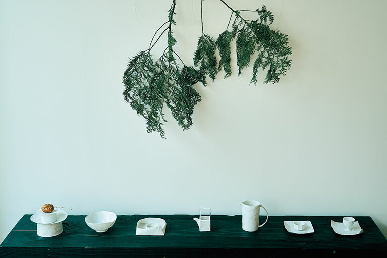 ホウォルで年に2回開かれる陶磁器の展示会には、韓国内の作家とコラボしたお茶の道具が並ぶ。（ホウォル）