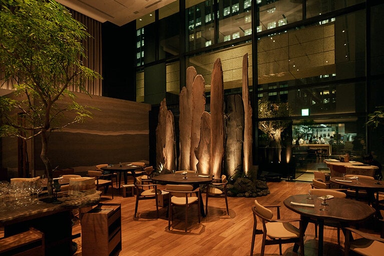 「CYCLE」では、約2500年前に鳥海山の噴火で埋もれた木材を店内オブジェやテーブルに使用。©CYCLE