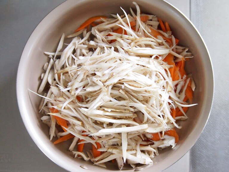 フライパンを温め、ごま油をしき、（1）の舞茸と人参、（2）の水切りしたごぼうを入れ、じっくり弱火で炒める。